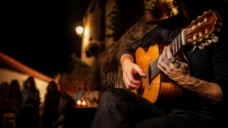 Guitarra flamenca en una reunión nocturna, imagen del artículo Noches de Bohemia